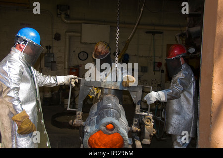 Lavoratori a Shidoni arte in bronzo fonderia in Santa Fe New Mexico Foto Stock