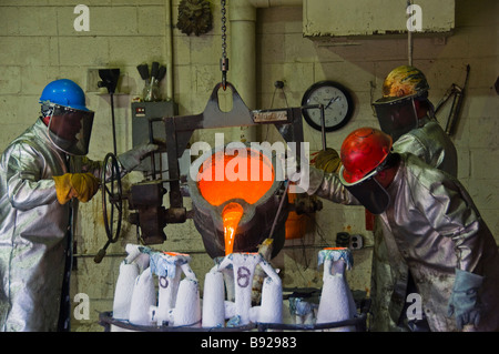 Lavoratori a Shidoni arte in bronzo fonderia in Santa Fe New Mexico Foto Stock