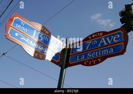 Cartello stradale per la 13th Street e la 7th Avenue a Ybor City Tampa Florida USA Foto Stock