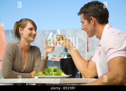 Giovane gustando un pasto presso il lungomare con Table Mountain sullo sfondo in Città del Capo Western Cape Province Sud Africa Foto Stock