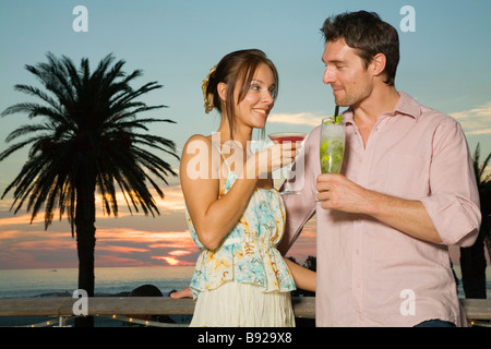 Coppia giovane gustando un cocktail al tramonto in Città del Capo Western Cape Province Sud Africa Foto Stock