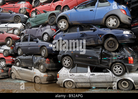 I rottami di automobili in un centro di riciclaggio, Opladen vicino a Leverkusen, Renania settentrionale-Vestfalia (Germania). Foto Stock