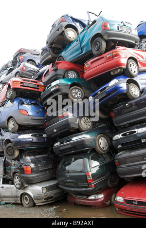 I rottami di automobili in un centro di riciclaggio, opladen vicino a Leverkusen, Renania settentrionale-Vestfalia (Germania). Foto Stock