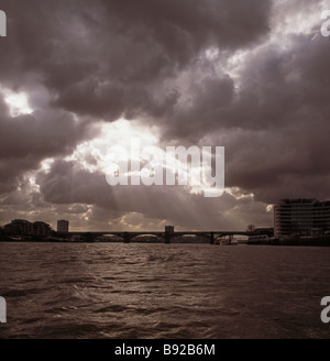 Wandsworth Bridge sul fiume Tamigi a Londra, con nuvole di tempesta Foto Stock