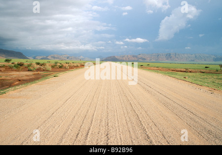 Vista della strada sterrata che conduce attraverso semi zona arida Naukluft Mountains Namibia Foto Stock