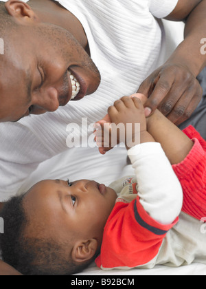 Padre giocando con il suo bambino che mostra il figlio di lui i suoi piedi in Città del Capo Western Cape Province Sud Africa Foto Stock