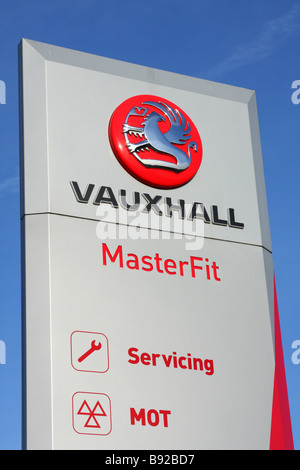 Una Vauxhall concessionaria in una città del Regno Unito. Foto Stock