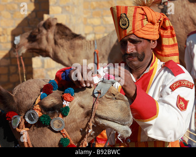 India Rajasthan Jaisalmer Desert Festival di confine della forza di protezione del driver del cammello Foto Stock
