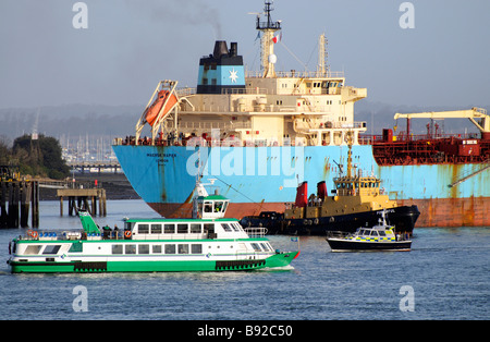 Maersk Rapier prodotto petroliera nave uscire un molo di carburante nel trafficato porto di Portsmouth Inghilterra REGNO UNITO Gosport ferry passante Foto Stock