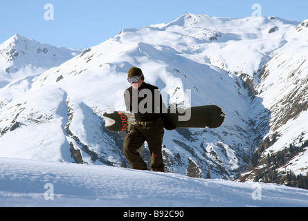 Pepi Ahonen, Swiss Snowboard Freeride World Champ, passeggiate nella neve Foto Stock