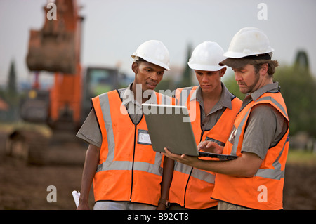 Lavoratori su computer portatile presso il sito di costruzione Johannesburg Gauteng Provincia Sud Africa Foto Stock