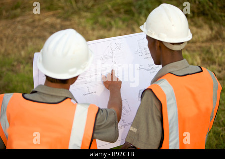 Elevato angolo di visione dei lavoratori al cantiere per quaranta story hotel Johannesburg Gauteng Provincia Sud Africa Foto Stock