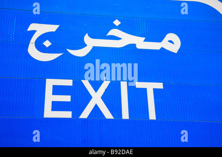 Uscita blu sign in inglese e il testo arabo Dubai Emirati Arabi Uniti Foto Stock