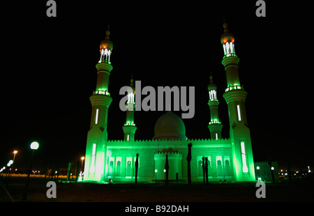 Il verde di notte le luci di una moschea in Dubai Sharjah Emirati Arabi Uniti Foto Stock