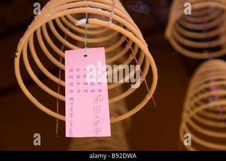 Appendere incence con offerte di preghiera appeso all'interno, il tempio Cinese China Town, Kuala Lumpur, Malesia Foto Stock