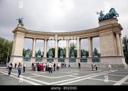 Statue di notevoli figure ungherese fanno parte del Millennio monumento in Piazza degli Eroi Hosok tere a Budapest Ungheria Foto Stock