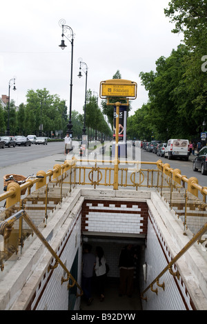 Ingresso a Hosok tere stazione della metropolitana parte dell'Europa la più antica rete metropolitana Foto Stock