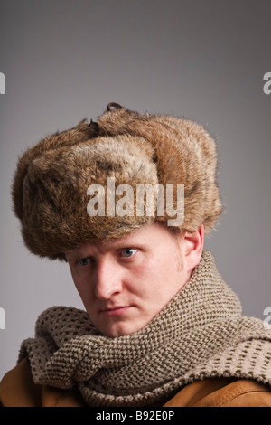 Uomo in russo cappello e sciarpa invernale Foto Stock