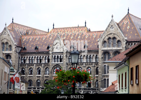 Tetto rivestito di piastrelle di archivi nazionali edificio Nemzeti Archivum sulla Collina del Castello Varhegy nel quartiere Buda di Budapest Foto Stock