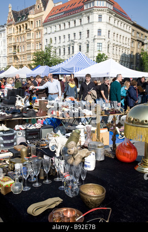 Una varietà di elementi visualizzati sulle bancarelle presso il famoso Naschmarkt mercato all'aperto a Vienna Austria Foto Stock