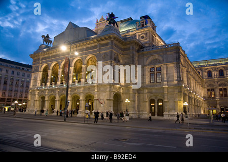 La Staatsoper Opera di Stato di notte a Vienna Austria Foto Stock