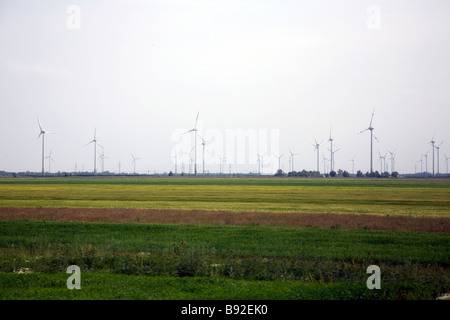 Le turbine eoliche in campi ad est di Vienna Austria Foto Stock