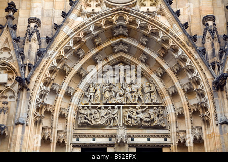 Esterno della Cattedrale di San Vito nel Castello di Praga Prazsky Hrad precinct Praga Repubblica Ceca Foto Stock