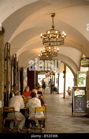 Outdoor Cafe nel quartiere di Mala Strana di Praga Repubblica Ceca Foto Stock