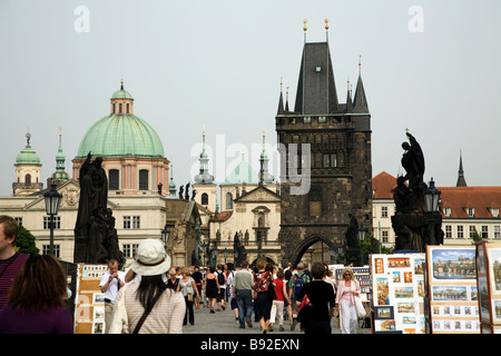 Il Ponte Carlo Karluv più popolare è un attraversamento pedonale a Praga Repubblica Ceca Foto Stock