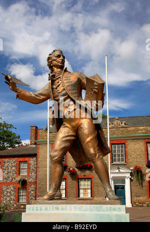 Thomas Paine statua al di fuori del Kings House Thetford Town contea di Norfolk East Anglia England Regno Unito Foto Stock