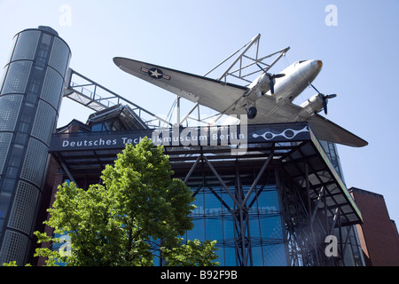 Un Douglas C 47 siede sul tetto del Deutsches Technikmuseum a Berlino Germania Foto Stock