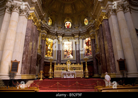 Guardando verso l'altare della Cattedrale di Berlino Berliner Dom Berlino Germania Foto Stock