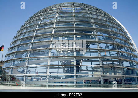 La cupola di vetro in cima al Reichstag dove i visitatori possono osservare il Bundestag la Camera Bassa del parlamento tedesco Foto Stock