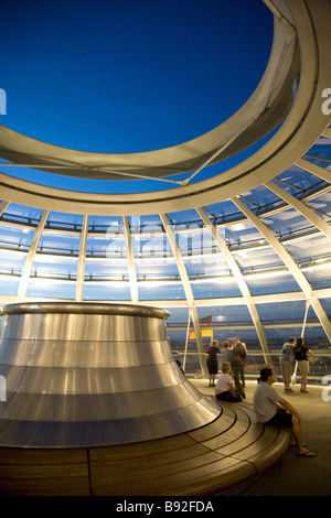 La cupola di vetro in cima al Reichstag di notte dove i visitatori possono osservare il Bundestag - la Camera Bassa del parlamento tedesco Foto Stock