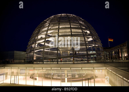 La cupola di vetro in cima al Reichstag di notte dove i visitatori possono osservare il Bundestag la Camera Bassa del parlamento tedesco Foto Stock