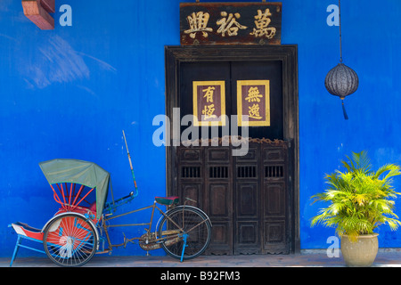 Vecchio risciò ciclo le porte di ingresso alla casa di Georgetown, Penang, Malaysia Foto Stock