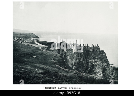 Dunluce Castle portrush Dunluce Castle (Dún La Lios in irlandese) letteralmente tradotto come il colle fortificato della fata fort è uno dei Foto Stock