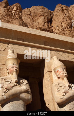 Due statue di Osiride, Tempio mortuario della Regina Hatshepsut, 'Deir el-Bahri', 'West Bank", Luxor, Egitto Foto Stock