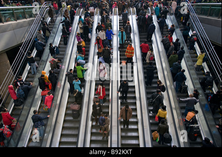 Scale mobili per il trasporto di passeggeri per i treni all'interno dalla Stazione Ferroviaria di Pechino Ovest della Cina Foto Stock