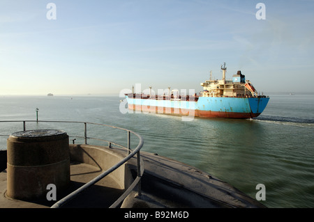 La Maersk Rapier un prodotto nave cisterna rendendo il suo modo nel Solent Inghilterra del sud visto dalla storica torre rotonda sulla porta Foto Stock