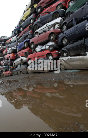 I rottami di automobili in un centro di riciclaggio, Opladen vicino a Leverkusen, Renania settentrionale-Vestfalia (Germania). Foto Stock