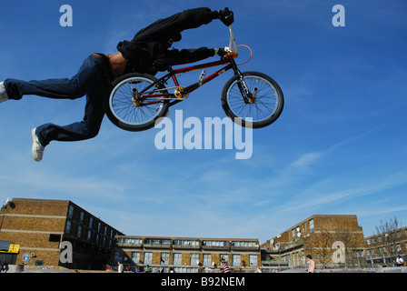 L'uomo jumping con bicicletta a Brixton parco giochi Foto Stock