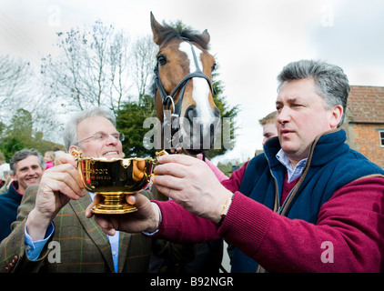 "Kauto Star' con il proprietario Clive Smith (sinistra) e il trainer Paolo Nicholls (a destra) con il Chetenham Gold Cup, Ditcheat, Somerset Foto Stock