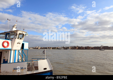 Regno Unito kent tilbury traghetto duchessa ormeggiata presso il molo con gravesend in background Foto Stock