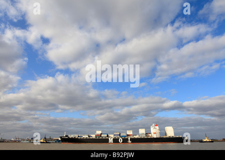 Regno Unito kent gravesend un pieno carico di portacontainer che viaggiano lungo il fiume Tamigi di Tilbury docks Foto Stock