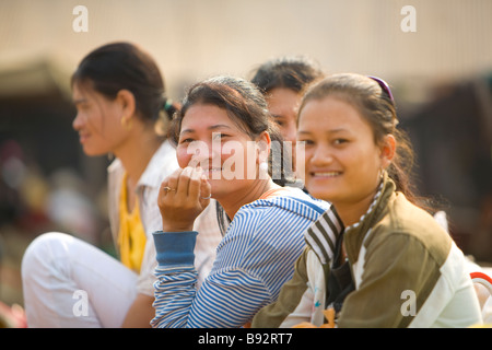 Ragazze cambogiane godendo il mercato Skuom sulla strada di Angkor Wat Foto Stock