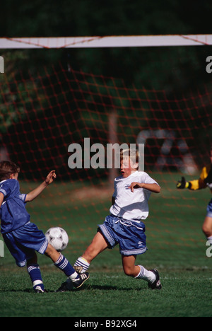 Ragazzi di 11 anni di azione di calcio Foto Stock