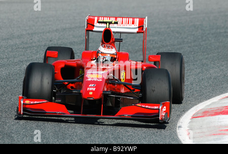 Kimi RAEIKKOENEN in Ferrari F60 race car durante un test di Formula Uno in sessioni di Marzo 2009 Foto Stock
