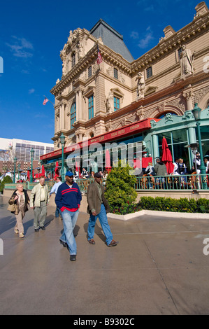 I turisti di fronte Chez Gaby Restaurant in Paris Las Vegas Foto Stock