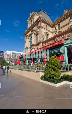 I turisti di fronte Chez Gaby Restaurant in Paris Las Vegas Foto Stock